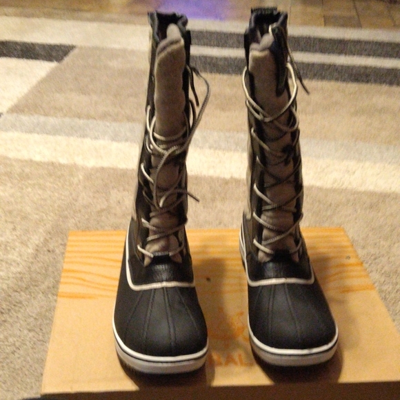 SOLD*** Global Win NWOT brown lace up boot size 10 waterproof - Picture 2 of 9
